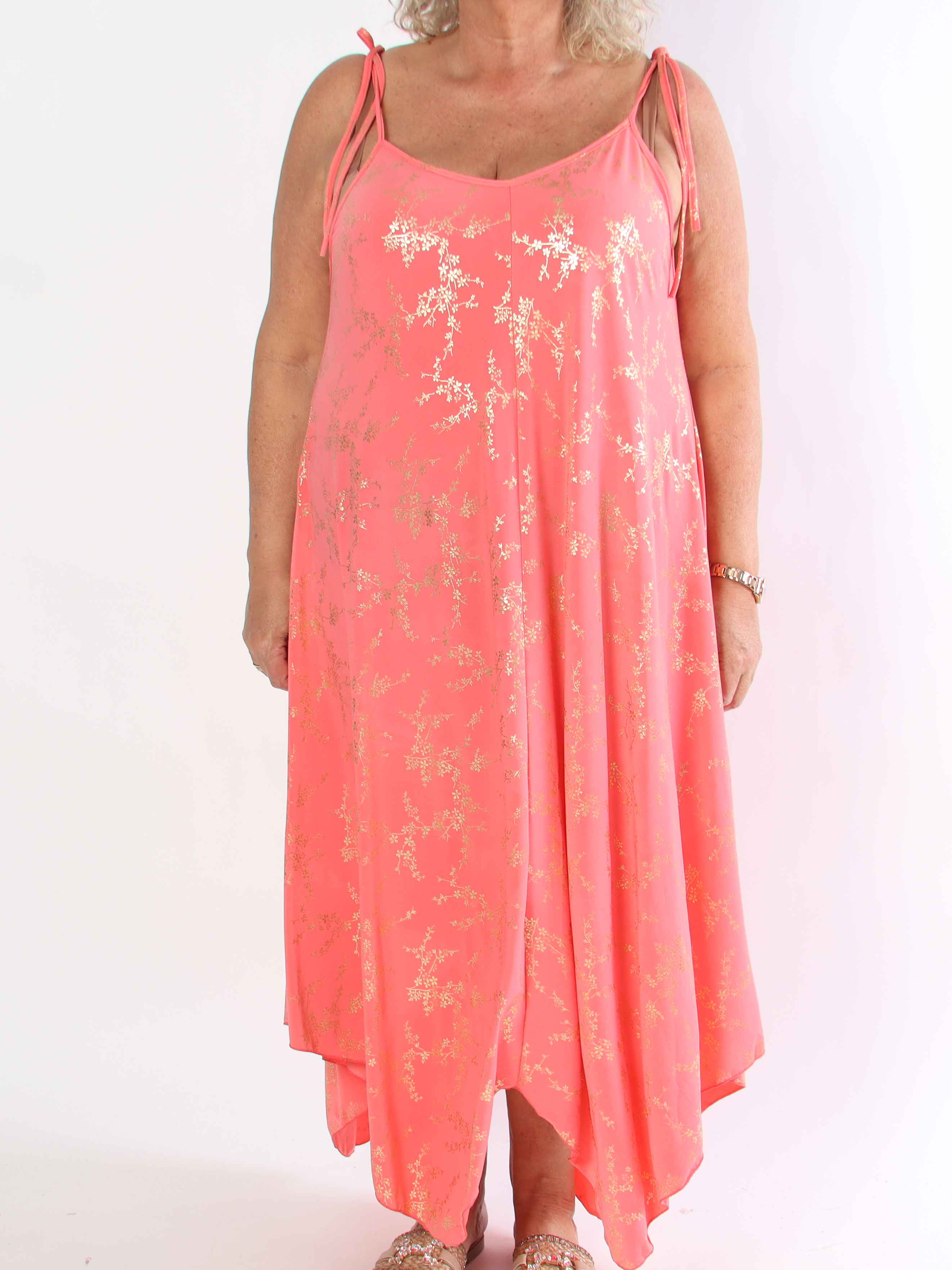 Maisie Gold - Plus size axelremsklänning i elastiskt tyg med guld mönster